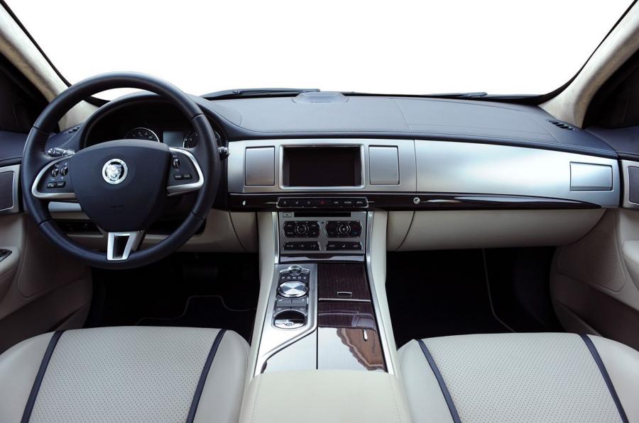  Jaguar XF Supercharged 2012 года  (фото 35 из 65)